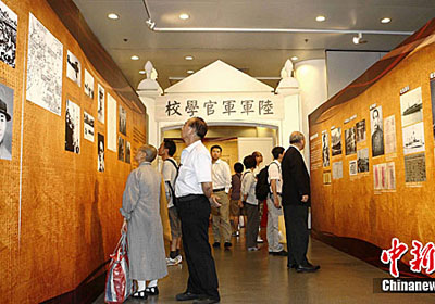 香港展出中山舰60件出水文物 首日数千市民参观